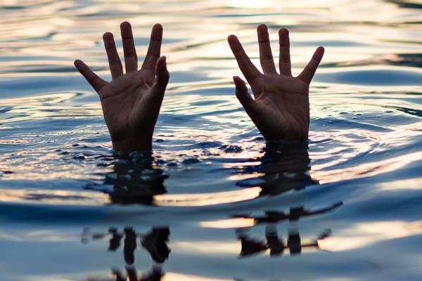 நாட்டில் இரு வெவ்வேறு பகுதிகளில் நீரில் மூழ்கி இருவர் உயிரிழப்பு | Two People Drowned In Different Areas