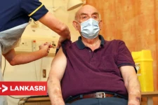 மலிவான உள்நாட்டு கொரோனா தடுப்பு மருந்தை செலுத்தத் தொடங்கியது பிரித்தானியா! முதல் ஊசியை பெற்ற ​​82 வயது டயாலிசிஸ் நோயாளி