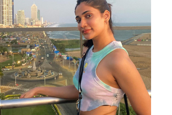 ஈழப்பெண் லாஸ்லியாவா இது? அந்தமாதிரி லுக்-ஐ பார்த்து ஜொள்ளுவிடும் ரசிகர்கள்.. | Bigg Boss Losliya Latest Saree Photoshoot Viral