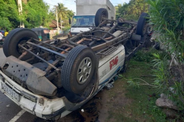 தமிழர் பகுதியில் அதிகாலையில் நேர்ந்த விபத்து ; மாட்டுடன் மோதி குடைசாய்ந்த கப்ரக வாகனம்