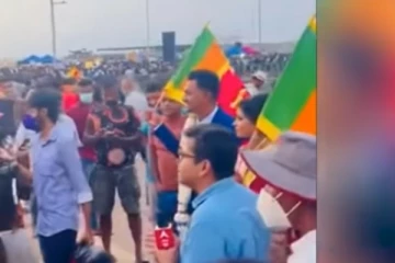 අද අරගලබිමට පැමිනි හැමෝම පුදුමයට පත්කළ අමුත්තෝ දෙන්නා.. (VIDEO)