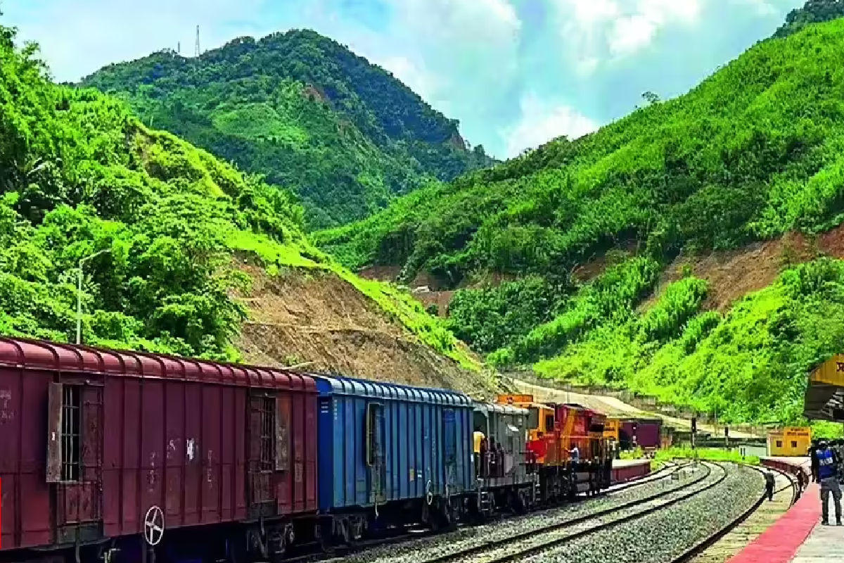 சரக்கு ரயிலுக்குள் கிடந்த சடலங்கள் ; அமெரிக்கா - மெக்சிகோ எல்லையில் சம்பவம் | Bodies Found Inside Cargo Train Incident At Us
