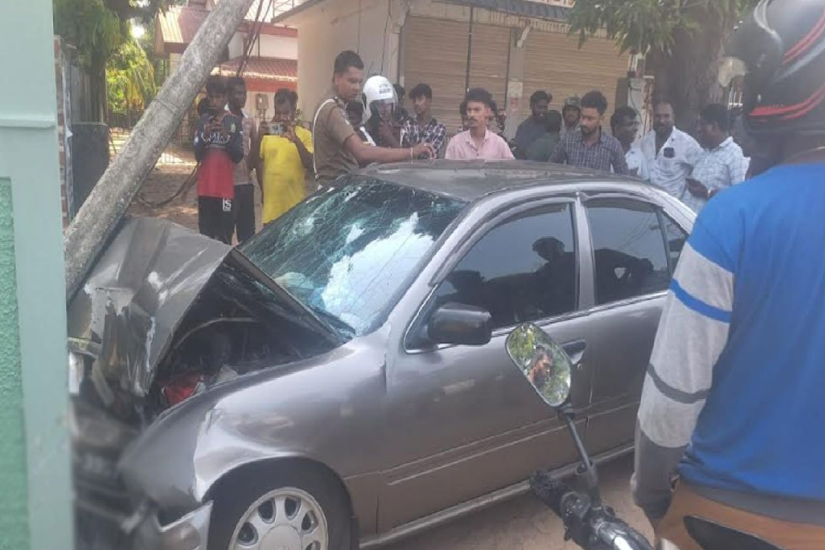 தமிழர் பகுதியொன்றில் விபத்தில் சிக்கிய கார் ; சிறுவன் உள்ளிட்ட நால்வர் படுகாயம் | Car Meets With Accident In Tamil Area