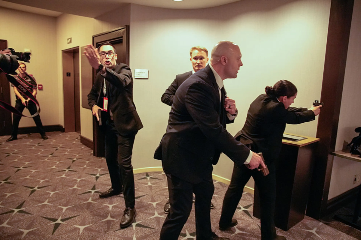 ட்ரம்ப் நிகழ்ச்சியில் திடீர் துப்பாக்கி சூடு - நொடியில் நடந்த பயங்கரம்! சந்தேகநபர் தொடர்பில் வெளியான பின்னணி | Shots At Trump Event Trump White House Dinner