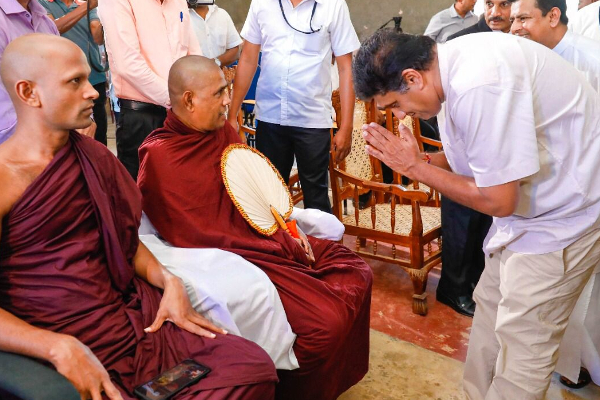 சிறிலங்கா அதிபர் தலைமையிலான அரசாங்கத்தை விமர்சித்த சஜித் - இவர்கள் கபட அரசியல்வாதிகள் | Leader Opposition Sajith Premadasa Presented Gift சிறிலங்கா அதிபர் தலைமையிலான அரசாங்கத்தை விமர்சித்த சஜித் - இவர்கள் கபட அரசியல்வாதிகள் | Leader Opposition Sajith Premadasa Presented Gift