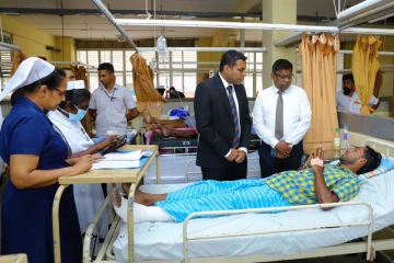 பரசூட் சாகச ஒத்திகையில் காயமடைந்த வீரர்களை நலம் விசாரித்த அமைச்சர் பிரமித