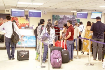 இலங்கையை விட்டு அநேகர் வெளியேறம்