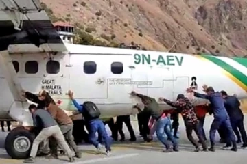 விமானத்தை கைகளால் தள்ளிச்சென்ற பயணிகள்! என்ன நடந்தது? இணையத்தில் வைரலாகும் வீடியோ