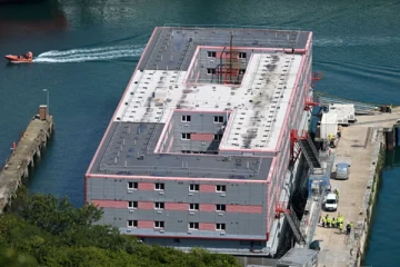 பிரித்தானியாவில் புகலிடக்கோரிக்கையாளர்களை தங்கவைக்க முதல் படகு தயார்...