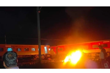 90 கி.மீ. வேகத்தில் வந்த எக்ஸ்பிரஸ் ரயில் - தடம் புரண்டு விபத்து - நடந்தது என்ன?