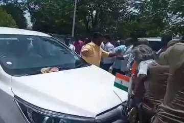 அமைச்சர் பழனிவேல் தியாகராஜன் கார் மீது செருப்பு வீச்சு - 5 பேர் அதிரடி கைது