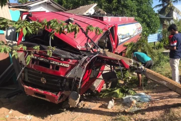 திருகோணமலை - கண்டி பிரதான வீதியில் விபத்து : இருவர் காயம்