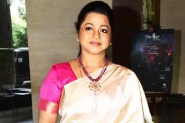 நீச்சல் உடையில் ராதிகா வெளியிட்ட புகைப்படம்: இந்த வயதில் இப்படியா? ஷாக்கில் ரசிகர்கள்