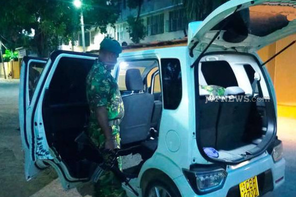 சொகுசு காரில் இருந்த மர்ம பொருள்... இருவரை கைது செய்த அதிரடிப்படையினர் | Drugs In A Luxury Car Task Force Arrest Two People