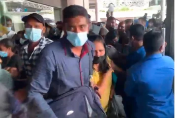 රජයේ ප්‍රධාන කාර්යාලයක් තුලට විශාල පිරිසක් කඩා පනී..දැඩි උණුසුම් තත්ත්වයක්.(VIDEO)