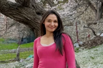 கொளுத்தும் வெயிலில் நடிகை ஆண்ட்ரியா எங்கே சென்றிருக்கிறார் பாருங்க