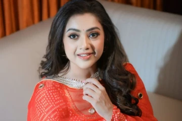 48 வயதிலும் இளம் நடிகைகளை மிஞ்சும் அழகில் நடிகை மீனா.. வேற லெவல் போஸ்