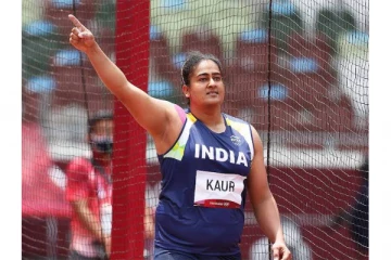 வட்டு எறிதலில் வியக்க வைக்க கமல்ப்ரீத்.. ஆட்டத்தை கவனிக்காமல் தந்தை செய்த செயல்..