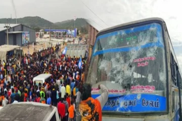 எருதுவிடும் விழாவிற்கு அனுமதி கோரி மறியல் - பேருந்து கண்ணாடிகள் உடைப்பு..!