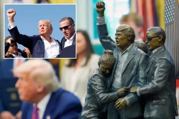 அமெரிக்க ஜனாதிபதி அலுவலகத்தில் டிரம்ப் சுய உருவச் சிலை: வைரல் புகைப்படம்!