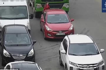 மொபைலில் பேசிக்கொண்டே போக்குவரத்தினூடே சாலையைக் கடந்த பெண்... அடுத்து நடந்த பயங்கரம்: பதற வைக்கும் ஒரு வீடியோ