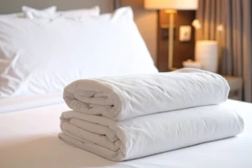 ஹொட்டல்களில் வெள்ளை நிற போர்வைகள் பயன்படுத்தப்படுவது ஏன் தெரியுமா?