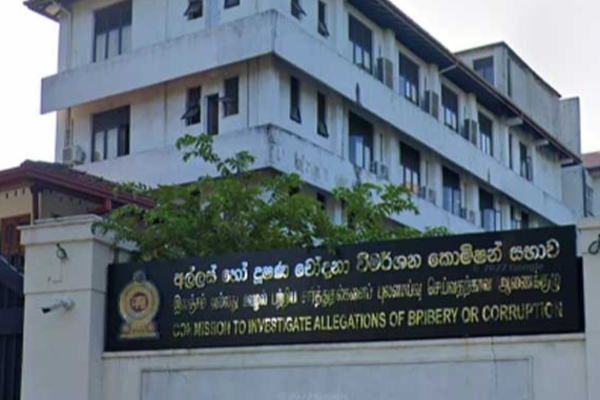 இலஞ்சம் பெற்ற பொது மக்கள் உட்பட 34 பேர் கைது | 34 Arrested For Taking Bribes