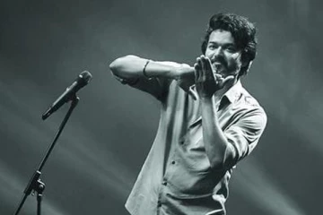 நடிகர் விஜய்யுடன் புகைப்படம் எடுத்துக்கொண்ட திருமணமான முன்னணி சீரியல் நடிகை.. க்யூட் போட்டோ