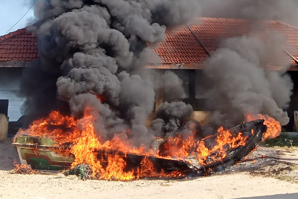 தீவரமாகும் போராட்டம்! படகுகளை எரித்து எதிர்ப்பை காட்டும் கடற் தொழிலாளர்கள் - ஐபிசி தமிழ்
