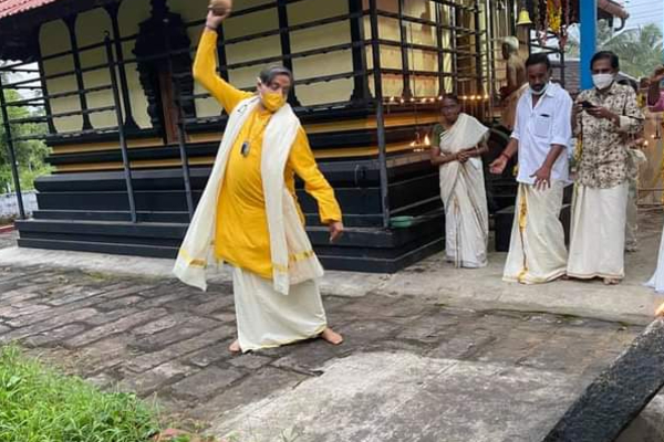 ஒரு தேங்காய் உடைத்தது குற்றமா sir.. வைரலாகும்  காங்கிரஸ் எம்.பி மீம்ஸ்..  காரணம் என்ன ? | Congress Mp Memes Viral Shashi Tharoor Viral