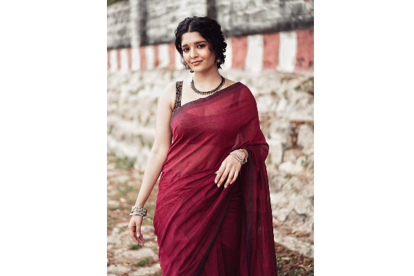 ரித்திகா சிங் ஒரே போட்டோஷுட் ஒட்டு மொத்த இளைஞர்களும் கவுந்துவிட்டனர், இதோ | Rithika Singh Latest Photoshoot