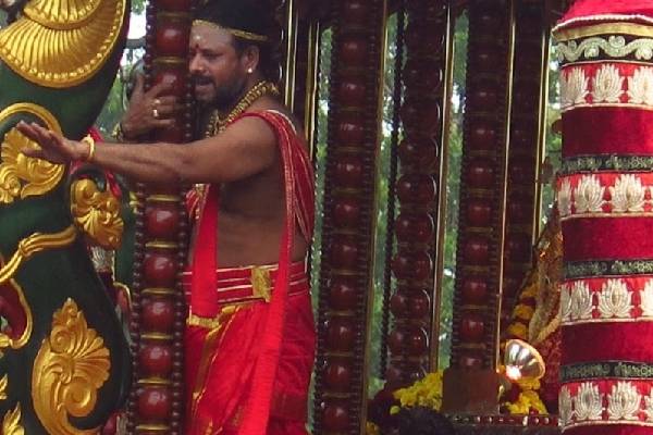 பெருந்திரளான  பக்தர்களின் அரோகரா கோக்ஷம் முழங்க தேரேறி அருள் பாலித்த நல்லூர் கந்தன்! (Photos) | Nallur Kandan Who Blessed Many Devotees
