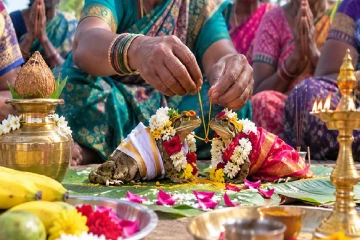 வறட்சி நீங்க வினோத வழிபாடு ; தவளைகளுக்குத் திருமணம் செய்து வைத்த கிராமத்துப் பெண்கள்