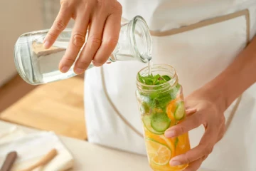 உடலில் உள்ள கழிவுகளை அகற்ற உதவும் Detox water.., வீட்டிலேயே தயாரிக்கலாம்