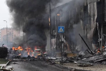 அடுக்குமாடி குடியிருப்பில் மோதி வெடித்துச் சிதறிய விமானம்: பயணிகள் அனைவரும் பலி