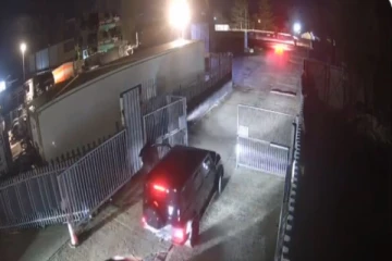 பிரித்தானியாவில் 60 நொடிகளில் 5 சொகுசு கார்கள் திருடிய திருடர்கள்!