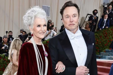 ஆடையலங்கார நிகழ்ச்சியில் தனது தாய் உடன் வந்த எலான் மஸ்க்!