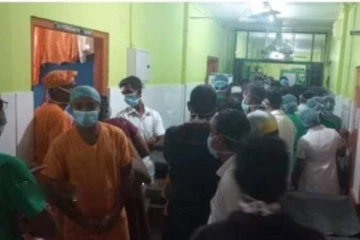 சத்திரசிகிச்சை கூடத்தில் சிக்கிய பிரதேச செயலர்; ஊழியர்கள் ஆர்ப்பாட்டம்!