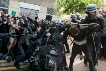 பிரான்சில் மே தினப்பேரணியில் கலவரம்... பொலிசார் கண்ணீர் புகை குண்டு வீச்சு