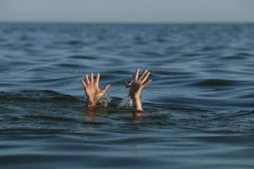 ස්ථාන දෙකකදී මුහුදේ දිය නෑමට ගිය සරසවි සිසුවෙක් ඇතුළු දෙදෙනෙකුට දිවි අහිමි වෙයි