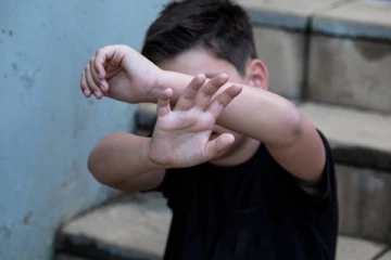 பலவந்தமாக மது அருந்தக் கொடுத்து சிறுவன் துஸ்பிரயோகம்