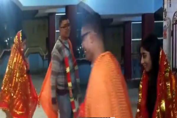 42 வயது மாஸ்டரை கரம்பிடித்த 18 வயது மாணவி!(Video) | An 18 Year Old Student Married 42 Year Old Master