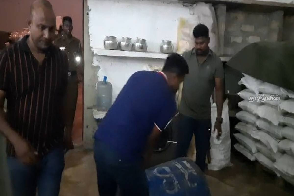யாழில் 4700 லீட்டர் எரிபொருட்களுடன் இளைஞர் கைது - பொலிஸார் தீவிர சோதனை | Youth Arrested With 4700 Liters Of Fuel In Jaffna