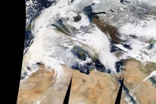 வானில் இருந்து இரத்த நிறத்தில் பெய்த மழை! அச்சத்தில் பிரித்தானிய மக்கள் | Sahara Desert Europe Blood Rain Uk People Fear வானில் இருந்து இரத்த நிறத்தில் பெய்த மழை! அச்சத்தில் பிரித்தானிய மக்கள் | Sahara Desert Europe Blood Rain Uk People Fear