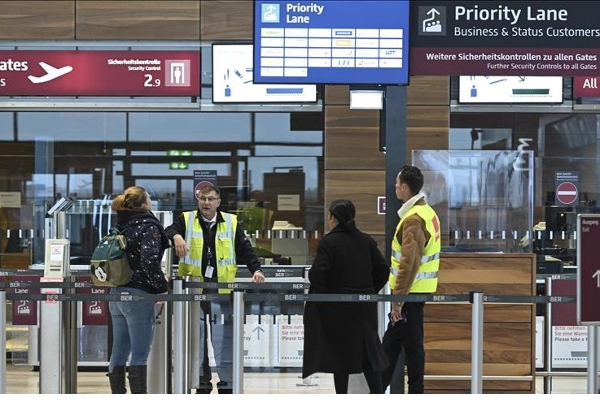 துப்பாக்கியுடன் நுழைந்த நபரால் ஹாம்பர்க் விமான நிலையத்தில் பதற்றம் | Hamburg Airport Halts Flights After Gun Shooting