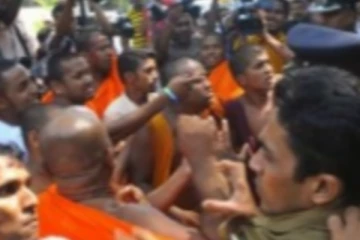 திட்டமிட்ட சூழ்ச்சி! ஸ்ரீலங்காவில் வேட்டையாடப்படும் பிக்குகள்!