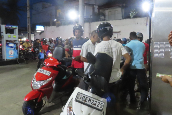 மீண்டும் இலங்கையில் எரிபொருள் வரிசை! | Fuel Line Again In Sri Lanka