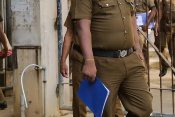 யாழில் யுவதி ஒருவரின் வீட்டுக்குள் அத்துமீறி நுழைந்து பொலிஸ்; நேர்ந்த கதி