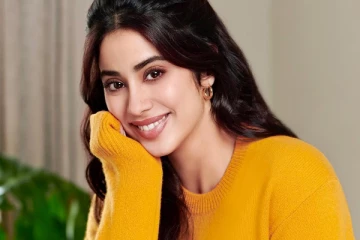 எக்கச்சக்க கிளாமர் காட்டும் ஸ்ரீதேவி மகள் ஜான்வி.. எப்படி ஒரு உடையில் வந்திருக்கிறார் பாருங்க