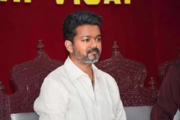 ராணுவ அதிகாரிகள் குடும்பத்தினருடன் விஜய்.. என்ன செய்கிறார் பாருங்க